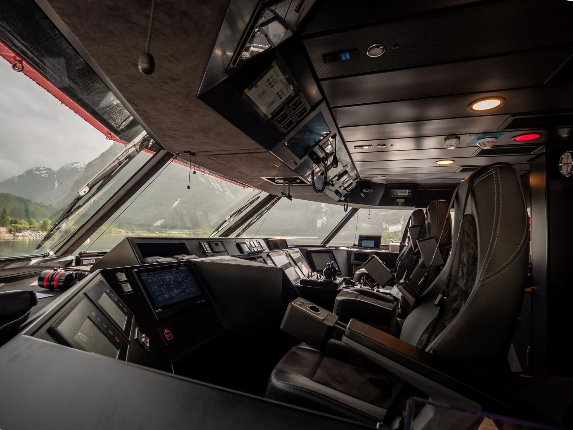 Wheelhouse of OBLUE AERO 36