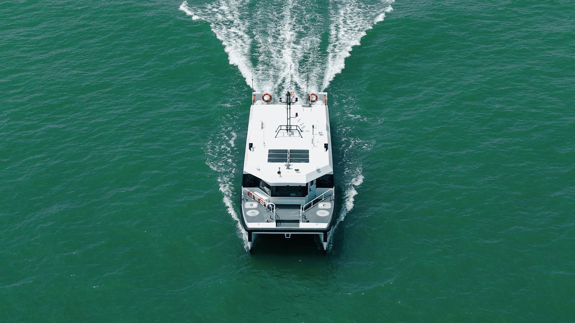 OBLUE E60 running at speed, seen from astern