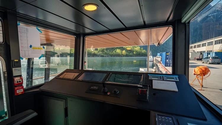 Helm console of the OBLUE FERRY 12E with autonomy displays