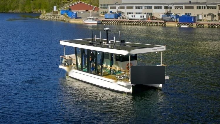 OBLUE FERRY 12E underway on Riddarfjärden, Stockholm
