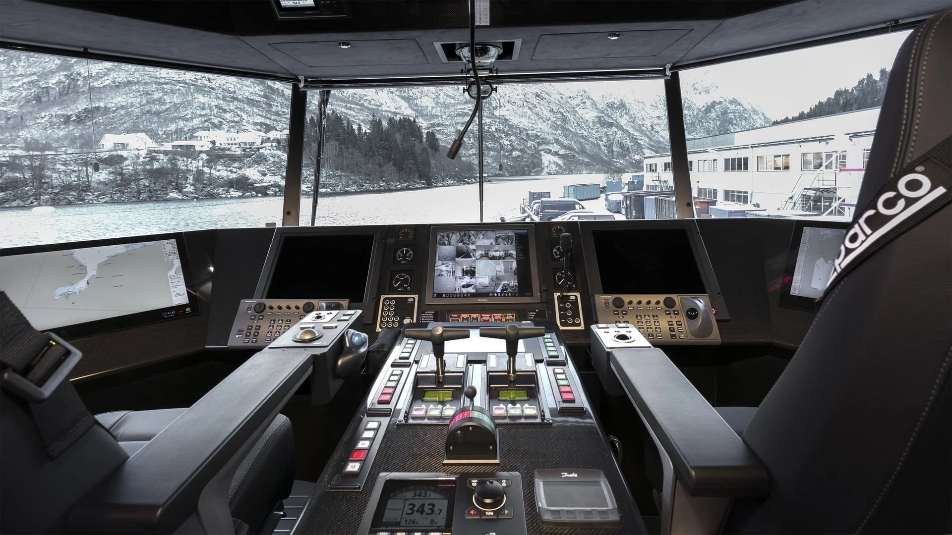 Helm console of the OBLUE FERRY 26 with navigation displays and controls