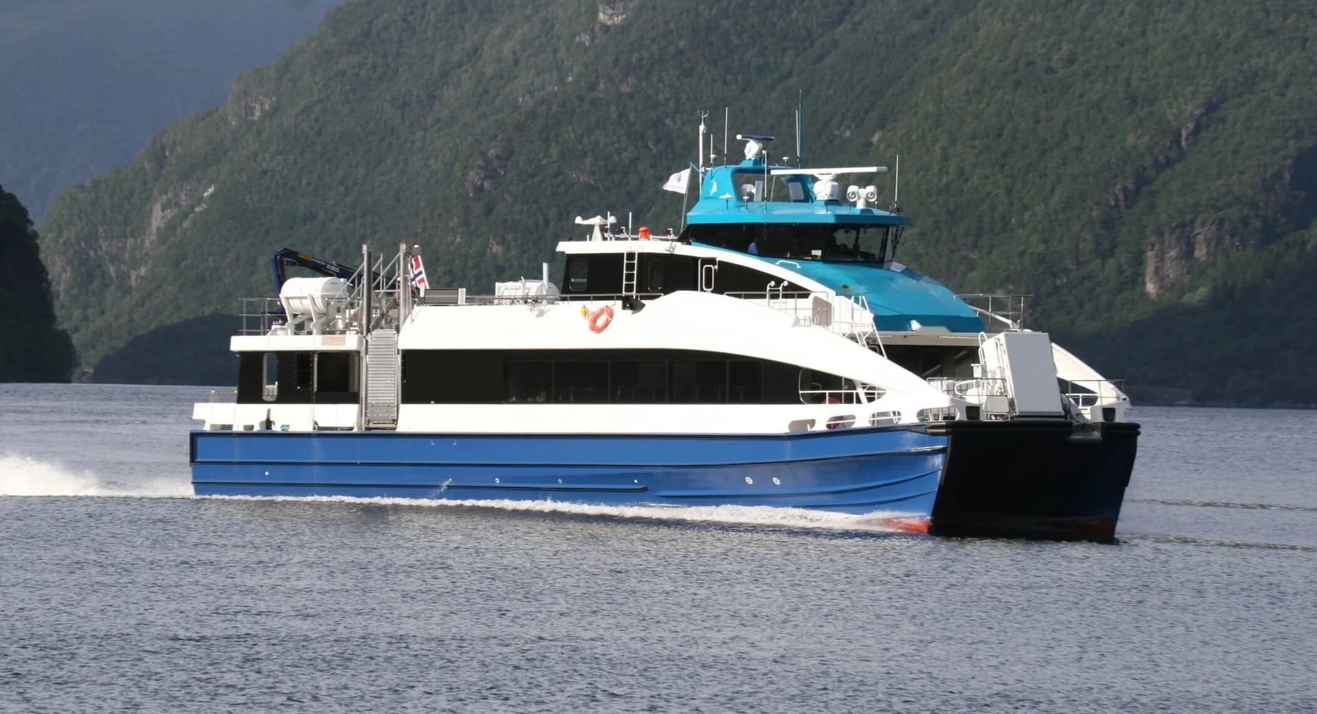 OBLUE FERRY 30 side profile underway