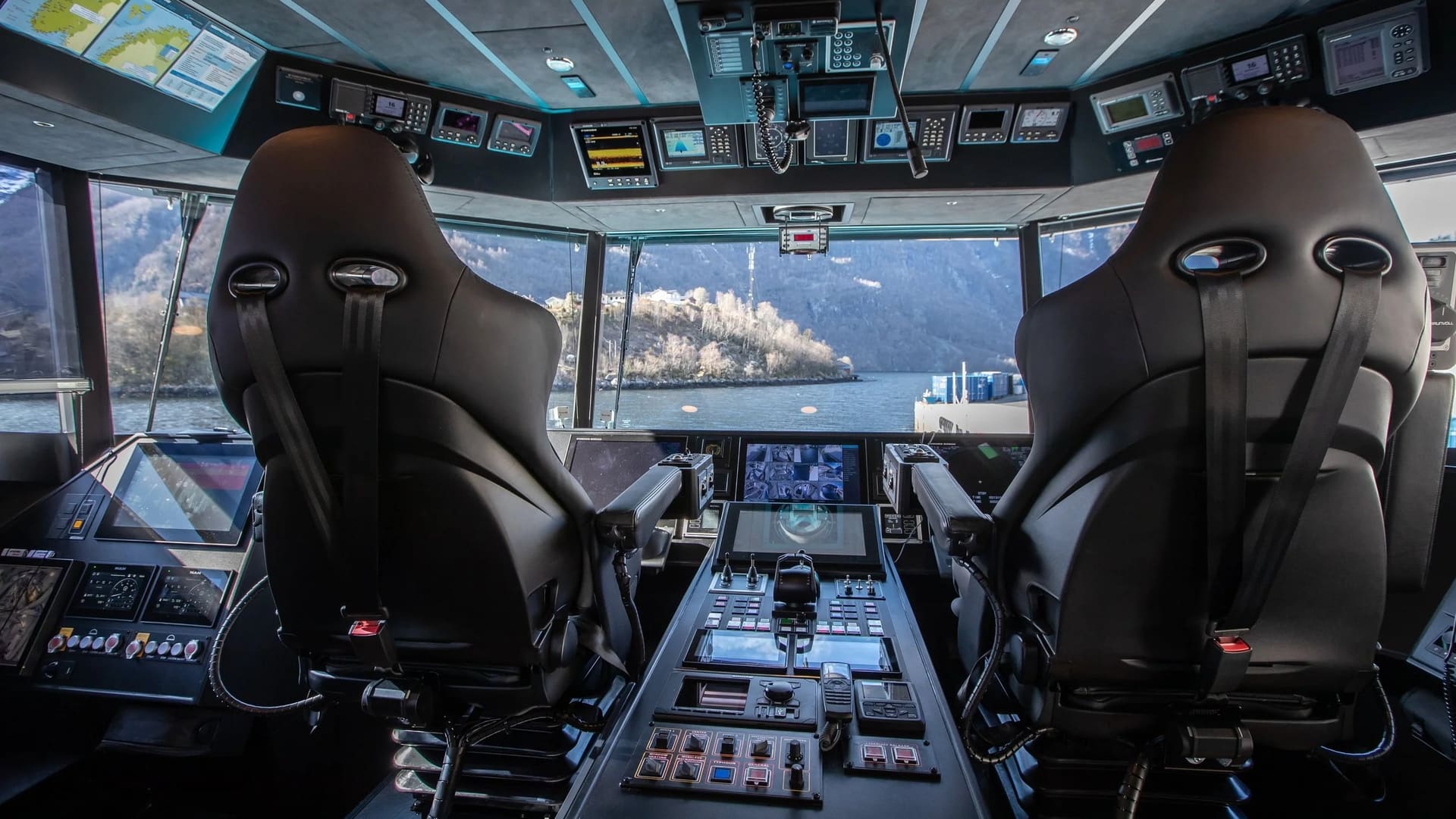 Wheelhouse of the FERRY 30 with Recaro helm seats and console arrays