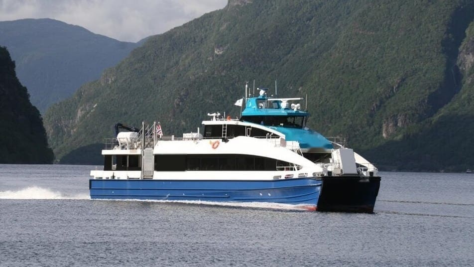 OBLUE FERRY 30 underway, bow quarter view with the Nordland coast behind