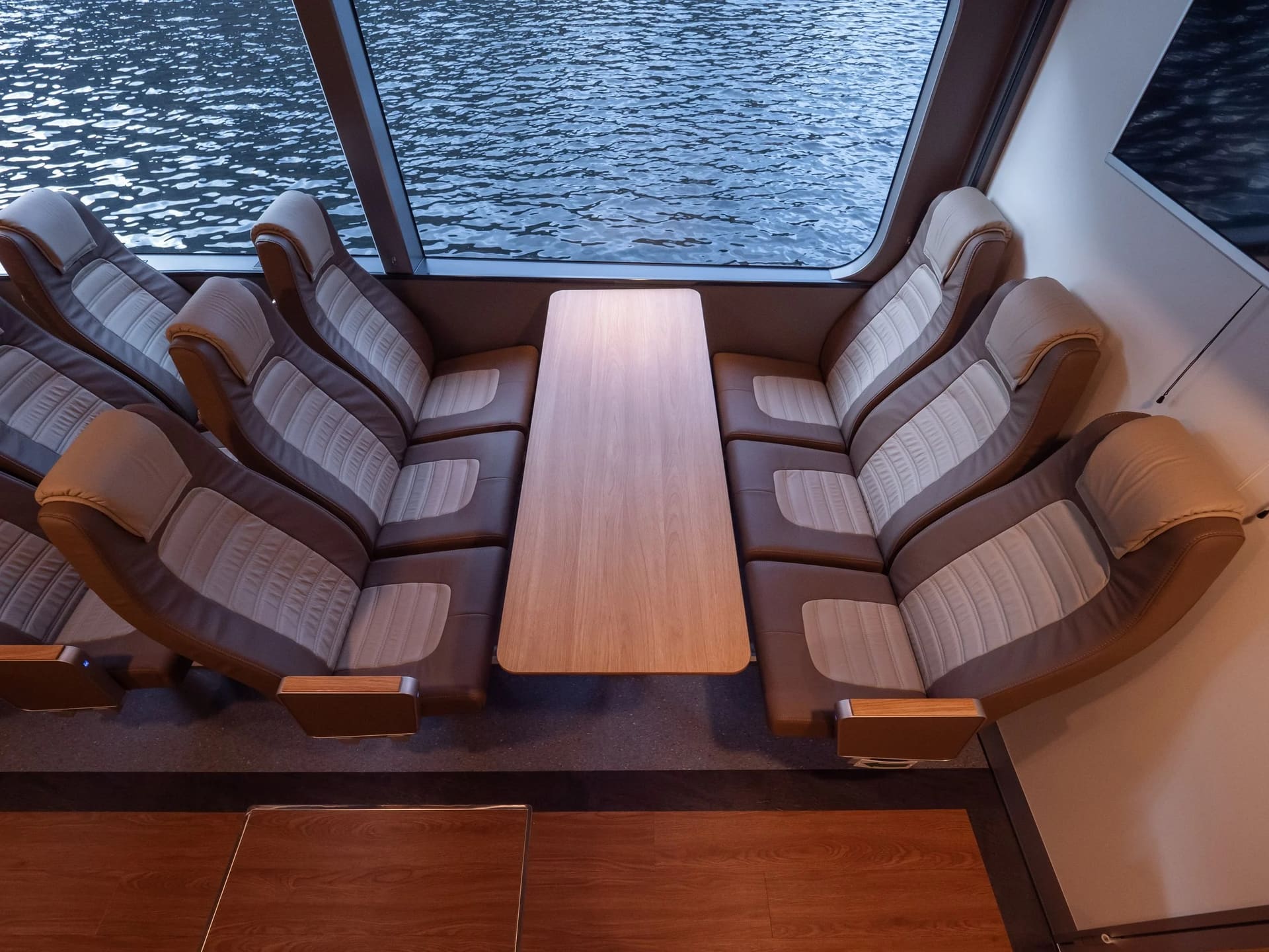 Bow seating group of the FERRY 37 facing the sea