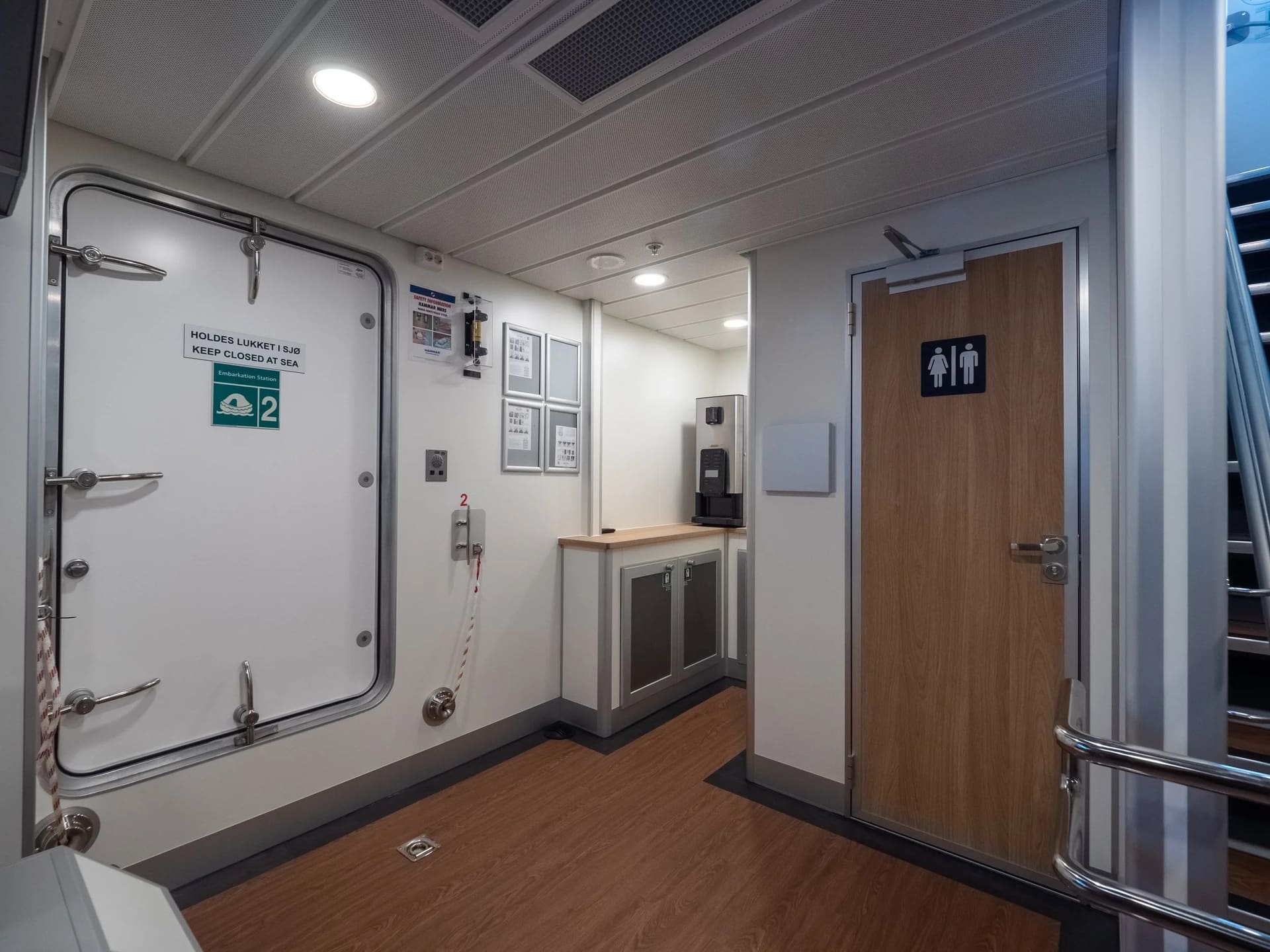 Lobby of the FERRY 37 with refreshment counter and W.C.