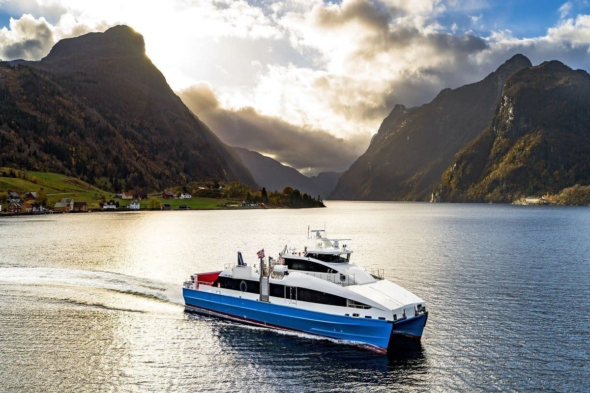 OBLUE FERRY 37 — 36.7 m · 73 PAX + 8 cars · 26 kn
