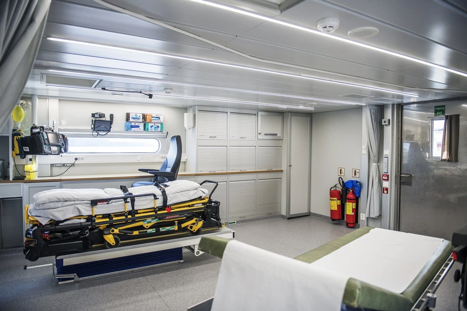 Stretcher position and medical storage lockers in the ambulance room