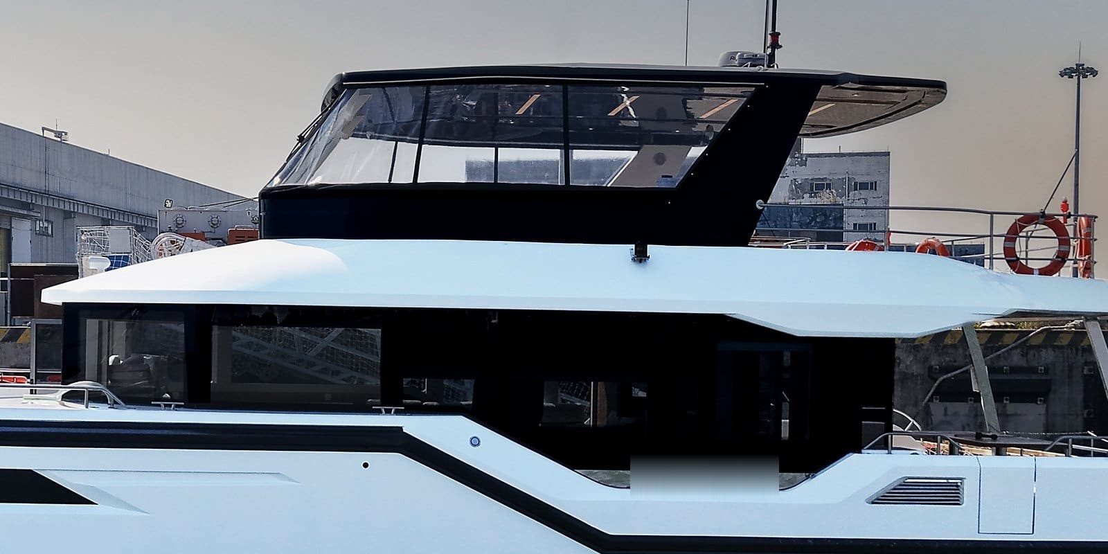 OBLUE SEASIGHT 18 flybridge and foredeck detail