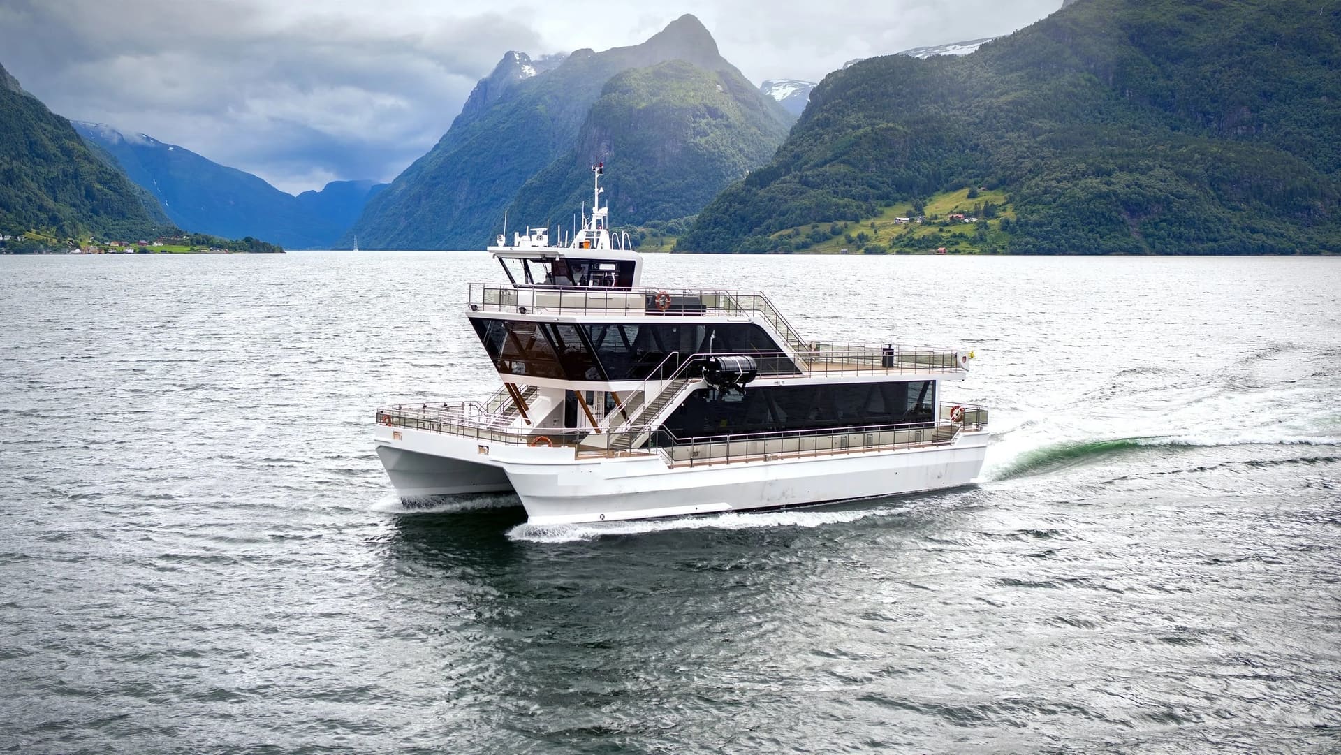 SEASIGHT 26 from astern, home port Longyearbyen on the transom